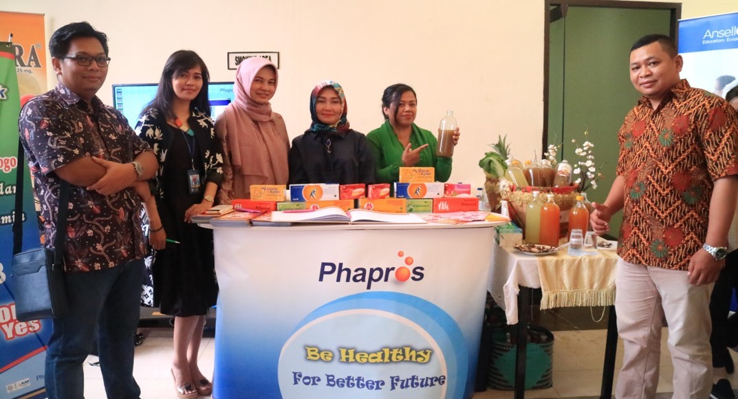Booth Phapros di Megaworkshop Keperawatan, Sediakan Minum Jamu Bersama